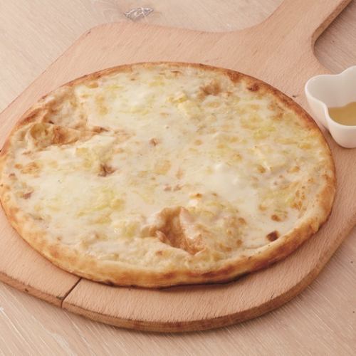 クワトロフォルマッジ　4種チーズ入りピザ