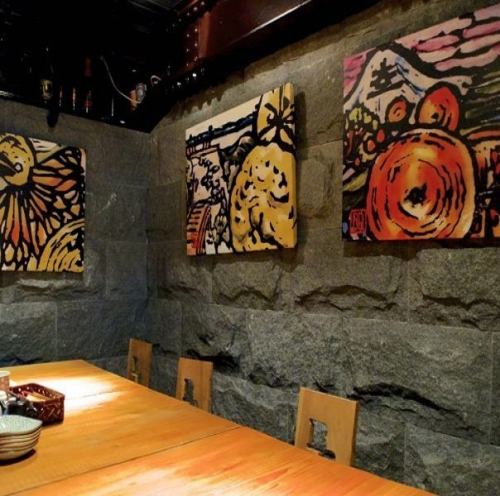 <p>[Main dining table] The interior of the store where Baird Beer&#39;s beer label art is displayed is just art.The wood-grained main table goes well with the &quot;Japanese&quot; taste of the store! The warm indirect lighting gently illuminates it.</p>