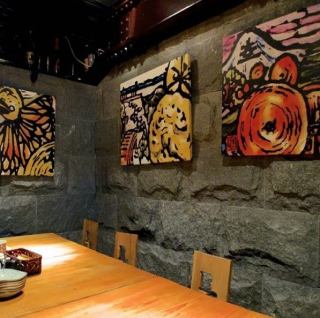 The interior of the store, which is decorated with beer label art, has an artistic atmosphere.Please enjoy the special beer and charcoal-grilled chicken in an extraordinary space! Please feel free to come to a drinking party with friends or after work!