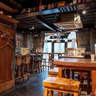 We welcome you with warm hospitality in a homely atmosphere.Please relax at the warm wooden table seats! During the daytime, the light coming through the windows makes the beer taste even better.