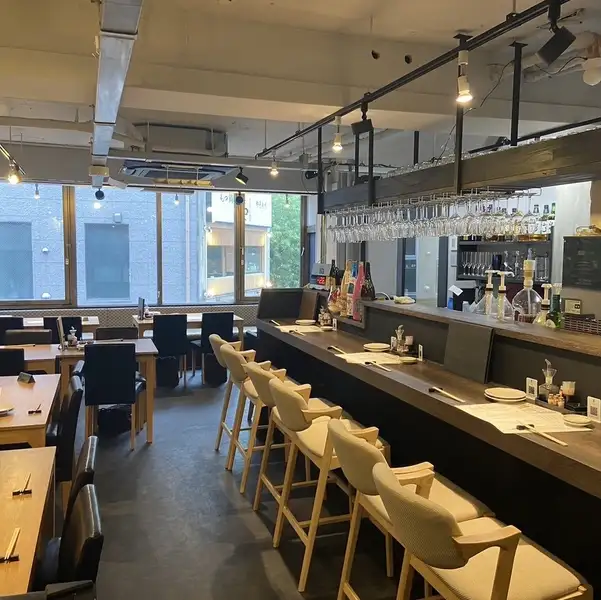 【少人数から大規模宴会まで】温かみのある照明が照らす店内には、使い勝手の良いテーブル席を多数ご用意しております。レイアウト変更も可能なため、同僚との飲み会や女子会、季節のご宴会まで多様なシーンに柔軟に対応いたします。美味しい和食を囲みながら、皆様で和気あいあいとしたお時間をお過ごしください。