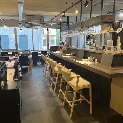 <p>【お一人様やデートに最適】料理人の手捌きを間近で望むことができる臨場感たっぷりのカウンター席。木の温もりを感じる洗練された空間は、お仕事帰りのサク飲みや、大切な方としっとり語り合うデートにもぴったりです。豊富に取り揃えた日本酒片手に、都会の喧騒を忘れて自分だけのプライベートタイムを。</p>