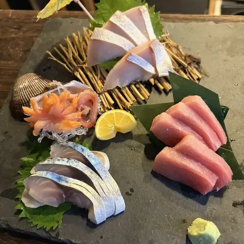 豊洲市場や産地から直送！その日一番美味しい旬の魚介を味わう【特上刺身5点盛り】 1,650円(税込)