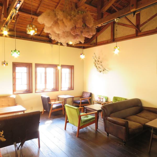 The interior of the renovated old folk house is lit by the scent of wood and the gentle light bulbs, creating a cute space like a cafe. ★ How about a girls-only gathering on the sofa while taking a break? The particular atmosphere is hidden in every detail! Various cute discoveries have been made!
