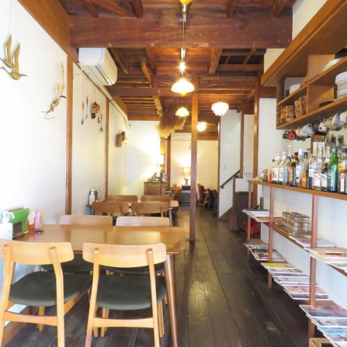 温暖的木质咖啡厅