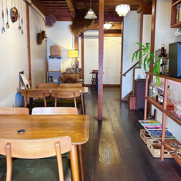 温かみのある木目を基調とした店内は、奥へと続く開放的な空間が広がります。アンティークな装飾品や可愛らしい小物に囲まれ、ゆったりと落ち着いた雰囲気でお食事やカフェタイムをお過ごしいただけます。