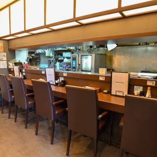 キッチンの前に構えるカウンター席は当店の特等席!?次々に仕上がるお料理の数々につい追加注文してしまうかも…