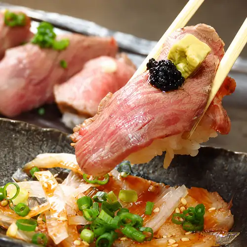 【これを食べなきゃ始まらない】《名物!肉握り》