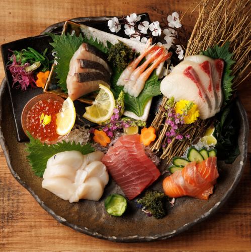 <p>【デザイナーズ個室】和の趣き溢れる店内は大人の為の落ち着いた雰囲気となっております。2名様～ご利用可能な完全個室席は藤沢での接待や女子会、合コンなど各種宴会に最適なプライベート個室空間♪お得な宴会コースプランもご予算に合わせて3000円～ご用意。誕生日や記念日にお得なサプライズ特典もご用意しております</p>