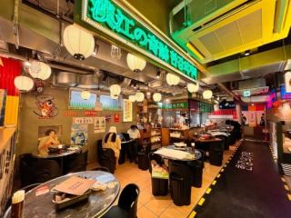 【新大久保韓国横丁】韓国料理の専門店10店舗が大集合！本場韓国の夜市のような雰囲気で、グルメ散策をしながら屋台料理を食べる事ができます。横丁内のメニューであれば一緒にオーダー可能の為、さまざまな店の自慢のメニューを少しずつお楽しみいただけます。横丁内メニューはお好みでご注文◎2階にはカラオケもOPEN！