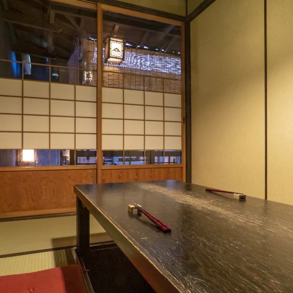 A long entrance leading to a good old house.Proceed through the hallway that surrounds the garden to a separate private room with snow-covered shoji screens.