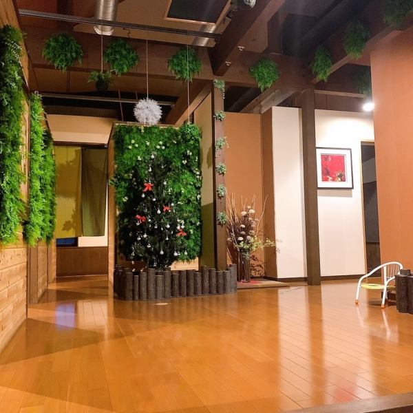 The inside of the store is a bright space inspired by nature!The lively atmosphere creates a fun time with friends and family.Furthermore, we have completely private rooms for all seats, so you can spend a special time with your loved ones.Enjoy your meal in a bright and open space with delicious Yakiniku☆