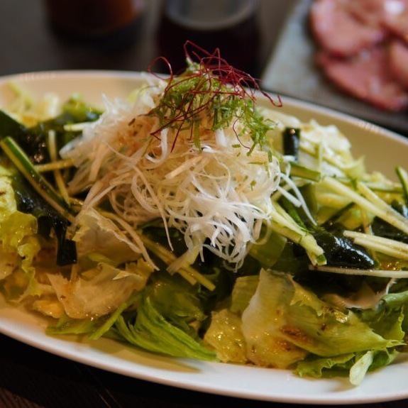 [Enjoy local production for local consumption♪] Fukaya green onion and wakame salad