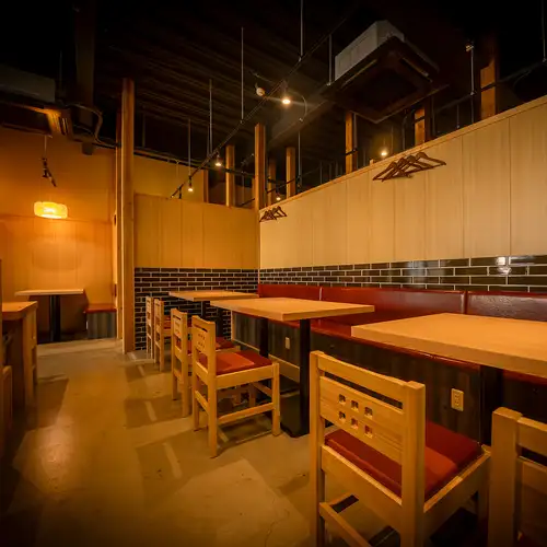 <p>木を基調とした温かみのある広々とした店内は、総席数82席をご用意しており、大人数での大人の集まりにも柔軟に対応が可能です。みんなでワイワイと賑やかに楽しめる活気あふれる空間で、心地よいひと時をお過ごしいただけます。肩肘張らずにゆったり過ごせるアットホームな空気感が魅力的な和風のお席です◎</p>