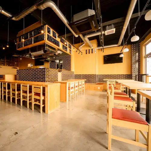 Counter seats where you can easily enjoy a drink alone