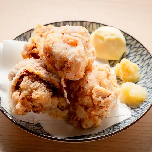 用日本上等清酒和岩盐调味的炸国产鸡肉(2块)。