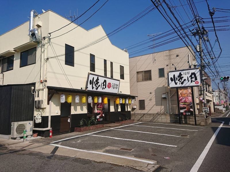 A bright white sign is a landmark! There is also a parking lot, so please feel free to come by car.Please enjoy the delicious meat grilled on the shichirin with Fukucha.