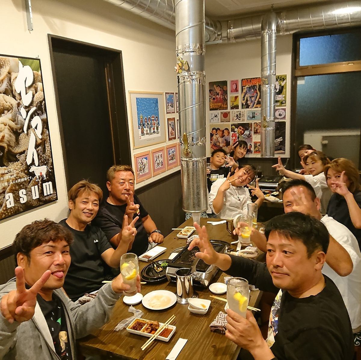 昭和の温かみのある雰囲気を漂わせるレトロな店内で乾杯を