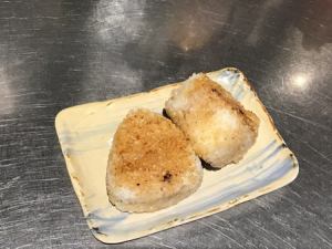 Grilled rice balls with special soy sauce (2 pieces)