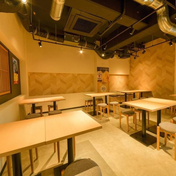 也承接团体宴会。座位非常适合举办各种酒会和大型宴会。对于团体宴会，我们乐意为您安排座位，欢迎随时垂询。我们最多可容纳40人。