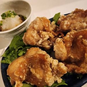 4块炸鸡配萝卜丝和酱油