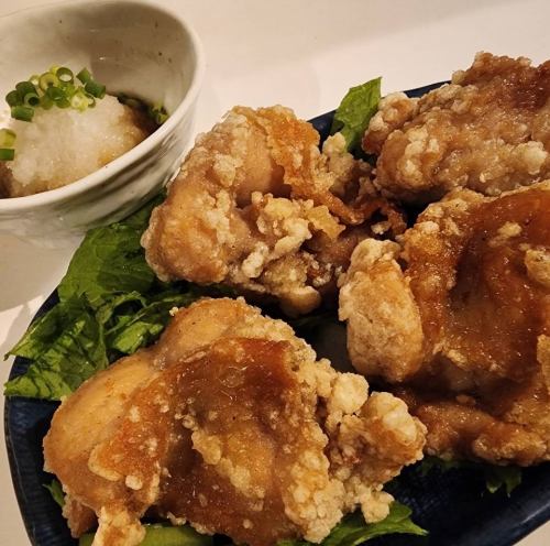 4块炸鸡配萝卜丝和酱油