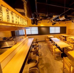 欢迎独自用餐或小团体用餐。店内还设有吧台座位，非常适合下班后小酌一杯。