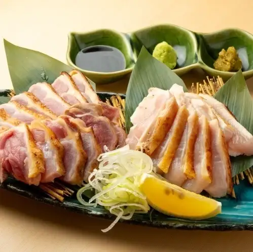 岩手産『熟レ鶏』を贅沢に使用した炭火鶏炙り刺し2種盛