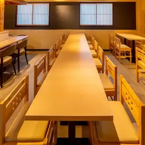 【白を基調とした明るい綺麗な店内】【仙台/居酒屋/焼き鳥/炭焼き/牛たん/飲み放題/鶏料理/和食/日本酒/女子会/記念日/誕生日/二次会/宴会/歓迎会/送別会/歓送迎会】