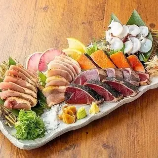 海の幸と鶏の旨味を一皿で！鮮魚と親どりの5種盛り