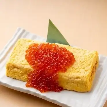 主廚特製捲蛋餅，上面放有鮭魚籽