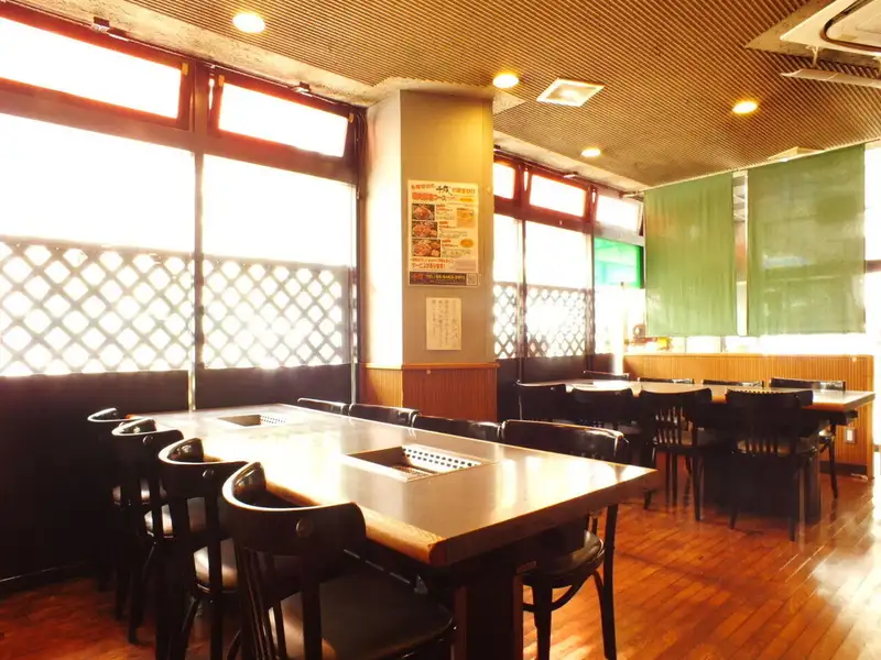 『広めの店内でゆったり焼肉を楽しんでほしい』そんな想いから席間はゆとりあるレイアウトを心掛けております!店内は最大56名様収容可能!!貸切も承りますので是非お気軽にご利用ください♪その他ご家族でのお祝いや会社の小宴会、忘新年会や歓送迎会、女子会等様々な利用シーンに最適なお席をご用意してお待ちしております!