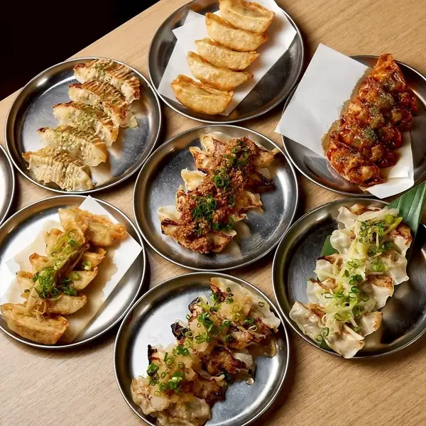 Enjoy a variety of flavors with our dumplings! We offer discount coupons for both course menus and à la carte dishes on weekdays only!