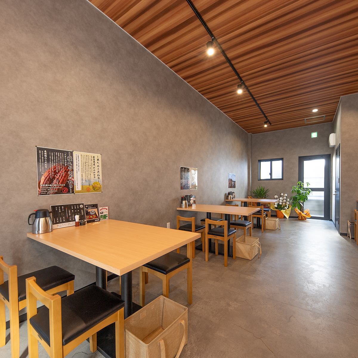 シンプルな店内は居心地抜群◎テーブル席もございます！