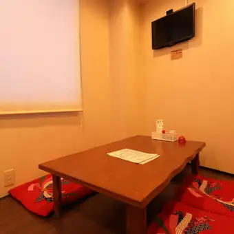 靴を脱いでゆったりとくつろげる、半個室風の小上がり座敷席です。4名様掛けのテーブルが2卓あり、繋げて最大8名様までのご宴会にもご利用いただけます。周りを適度に遮るプライベート感があり、リラックスして会話を楽しみたい夜におすすめです。