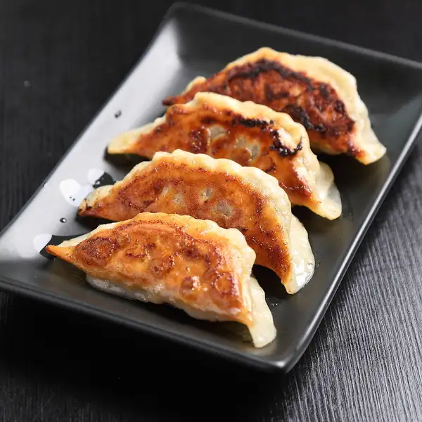 【国産豚使用】赤身と背脂の旨みがぎゅっと詰まった手作り焼き餃子 500円（税込）