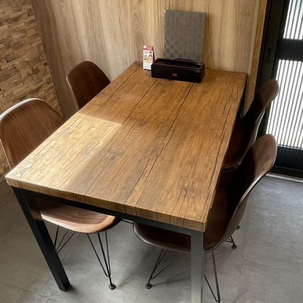 【ご宴会にもピッタリのテーブル席】テーブル席は4名様掛けを2席ご用意しております。ご宴会にはもちろん、友人との飲み会や女子会などにもおすすめのお席です。また3500円(税込)で飲み放題付きコースを楽しめたり、逸品料理もリーズナブルな価格でご用意しているので、気軽にお料理を注文できます◎