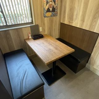 【テーブル席】会社の同僚、ご友人との飲み会や地域の集まりなど様々なシーンでご利用いただけるお席をご用意しております。大将のおまかせ焼鳥5種類と飲み放題を楽しめるコースは3500円(税込)！各種ご宴会にどうぞ♪