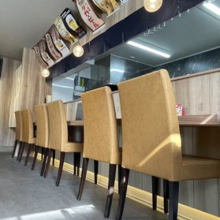 【カウンター席】お一人様でのご利用はもちろん、デート、サシ飲みなど少人数の際におすすめのお席です。目の前で調理する場面が見えたり、焼き立ての焼鳥を受け取れる特等席です◎