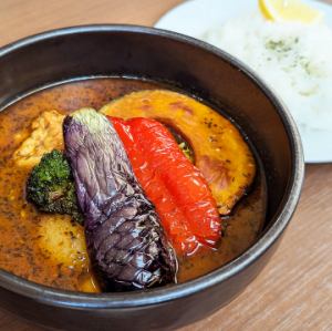 북대 야채와 부드러운 치킨 스프 카레