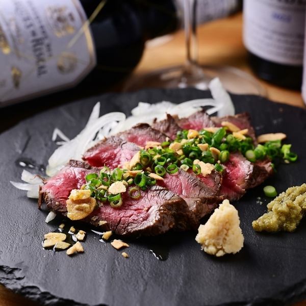『牛もも肉のたたき』は、ワインとの相性も抜群な一品です◎