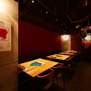 2名様からのテーブル席は、連結することで14名様迄の連結テーブルにもできます◎