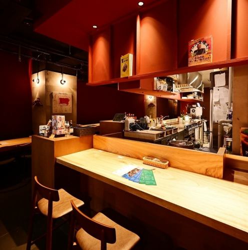 カウンター席はL字型で7席・3席の計10席ご用意しております★