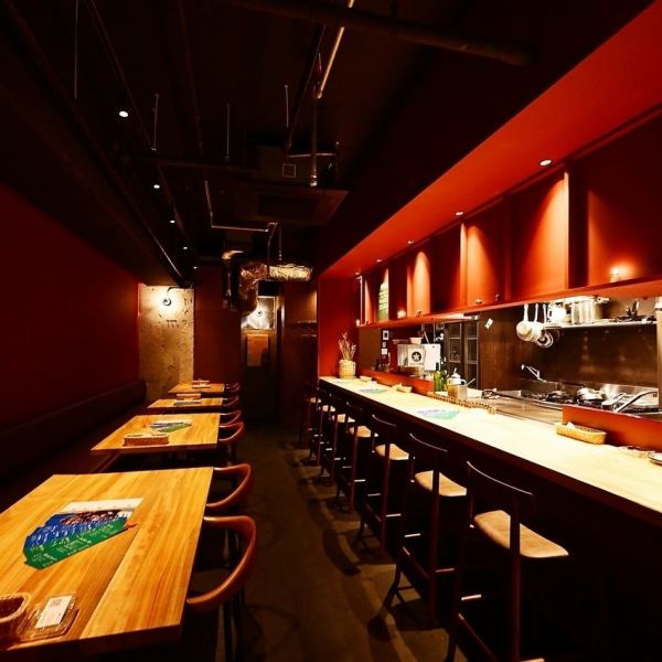 【宴会・デートに】高級感のある店内には、広々としたテーブル席をご用意！人数に応じて調整可能なので、会社宴会やデートなど、さまざまなシーンでご利用いただけます♪【栄・住吉・やんや・鉄板焼き・お好み焼き・居酒屋・ダイニングバー・飲み放題・ワイン・宴会・デート・貸切・喫煙可】