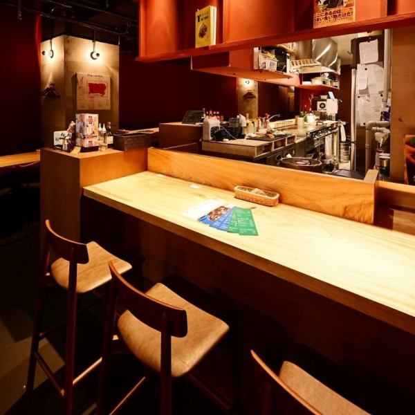【サク飲み・デートに最適！】鉄板焼きの調理工程が間近で見られる特等席！ライブ感満載のカウンター席はお一人様やデート利用にぴったりです♪【栄・住吉・やんや・鉄板焼き・お好み焼き・居酒屋・ダイニングバー・飲み放題・ワイン・宴会・デート・貸切・喫煙可】