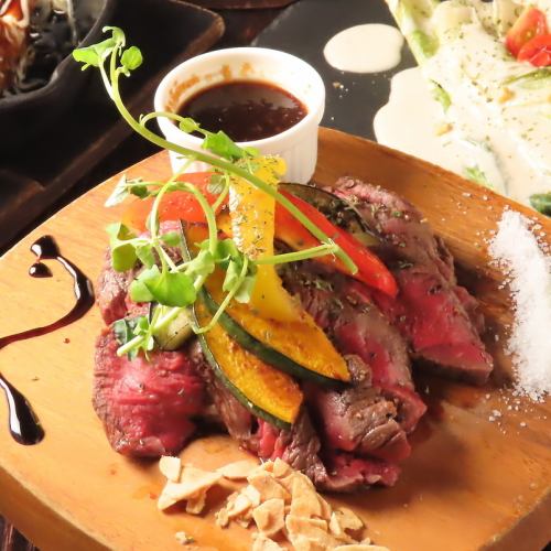 鉄板でしか出せない、肉の旨味を最大限引き出す料理。