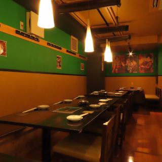 広々とした木のテーブルに足元はらくらく掘りごたつ席！