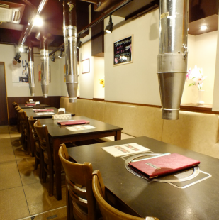 We have 4 sets of table seats for 4 people and 2 sets for 6 people! You can use it for various occasions such as drinking parties on the way home from work, girls-only gatherings, and family meals on dates ♪