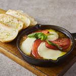 トマトとチーズのアヒージョ