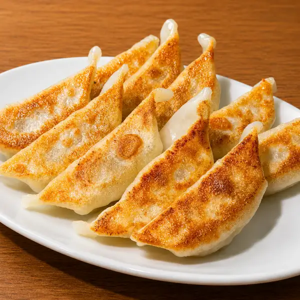 外はパリッ、中はジュワッ！ビールにもご飯にも相性抜群の肉汁溢れるジューシー餃子／税込500円